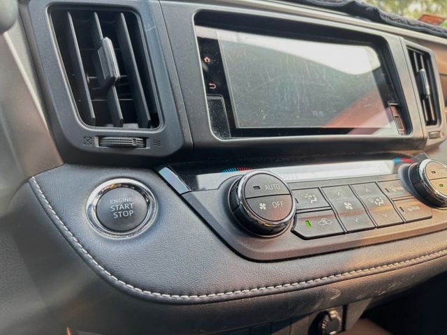 恆溫空調 駕駛座電動調整 免鑰 定速 光感應自動頭燈  第12張相片