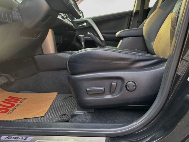 恆溫空調 駕駛座電動調整 免鑰 定速 光感應自動頭燈  第13張相片