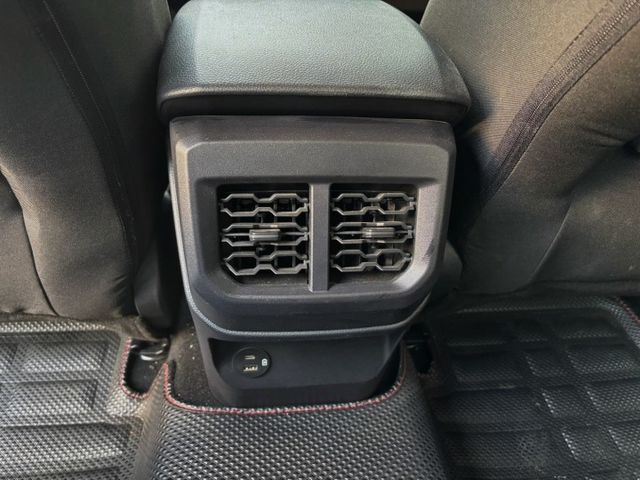 定速 雙驅恆溫 360自駕科技輔助系統 倒車顯影 後座出風口  第14張相片