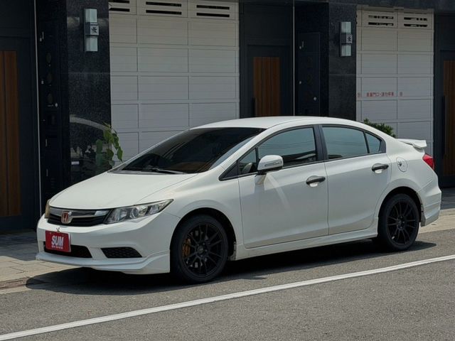 停車雷達 方向盤快控 定速 恆溫空調 電動水平大燈  第1張相片