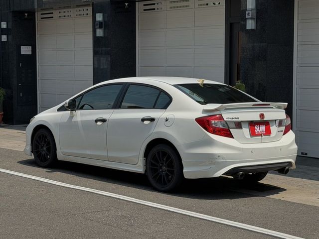 停車雷達 方向盤快控 定速 恆溫空調 電動水平大燈  第2張相片