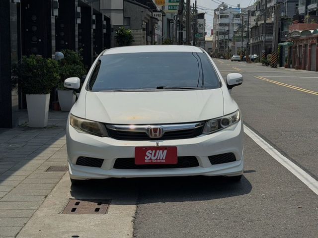 停車雷達 方向盤快控 定速 恆溫空調 電動水平大燈  第3張相片