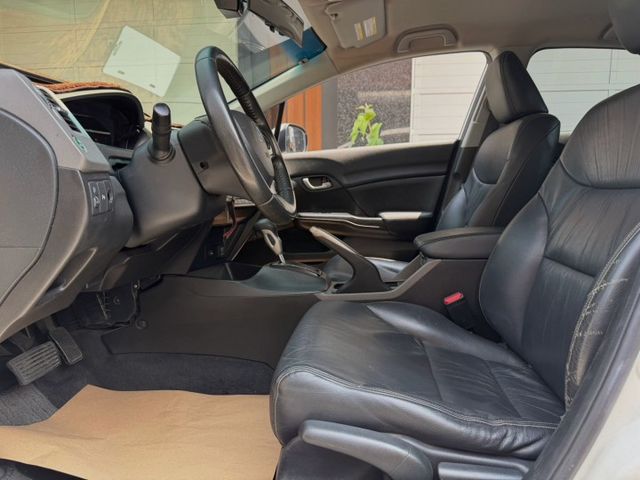 停車雷達 方向盤快控 定速 恆溫空調 電動水平大燈  第5張相片