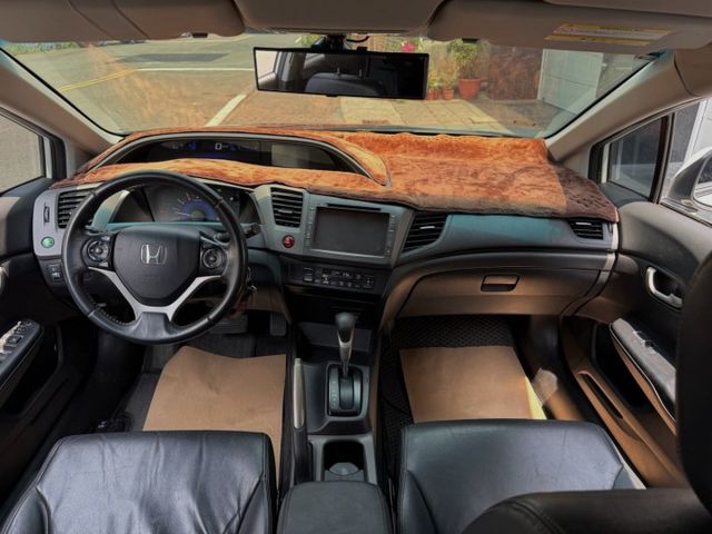 停車雷達 方向盤快控 定速 恆溫空調 電動水平大燈  第7張相片