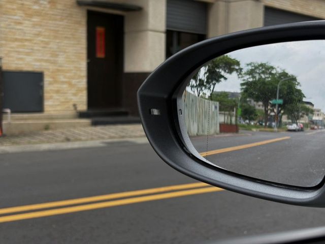 換檔撥片 織布座椅 定速 光感應自動頭燈 ACC主動跟車系統  第13張相片