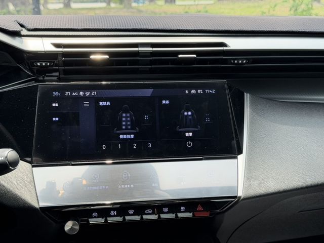 雙前座氣動按摩  雙前座電熱椅 免鑰匙啟動車門鎖 換檔撥片 恆溫空調  第13張相片