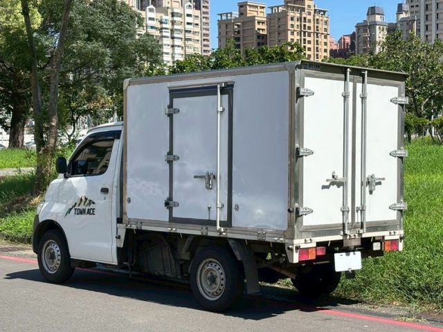 自排貨車 冷凍櫃 冷暖空調 藍芽廣播音響 防碰撞系統  第2張相片
