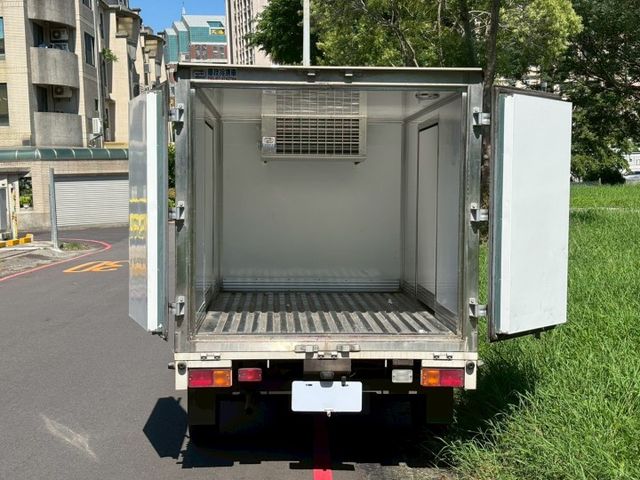 自排貨車 冷凍櫃 冷暖空調 藍芽廣播音響 防碰撞系統  第10張相片