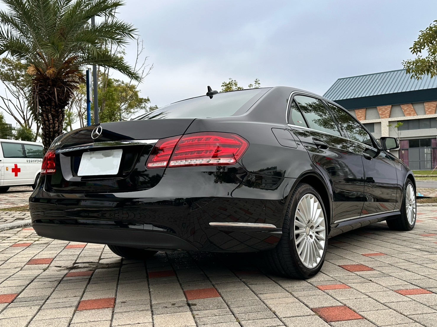 ☪2015年 BENZ賓士 E400 Elegance 3.0L ☪歡迎搜尋粉絲專頁 【益群汽車】  第4張相片