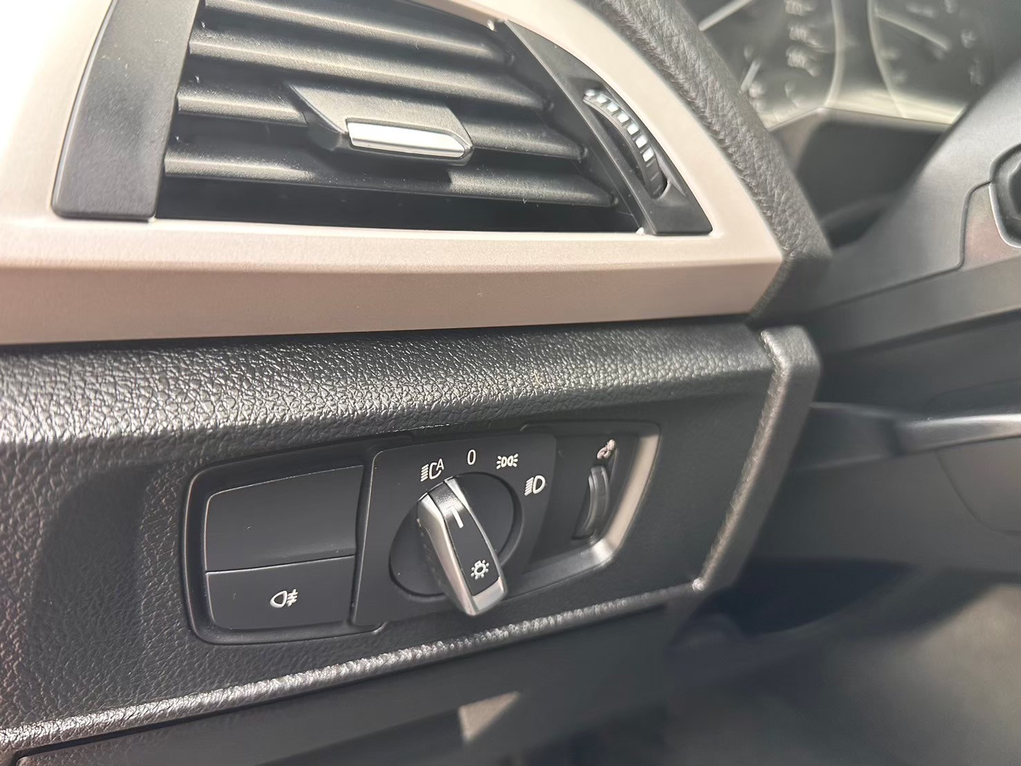 ☪2015年 寶馬 BMW 116i 五門掀背小車  里程僅跑7.8萬 1.6L  ☪歡迎搜尋粉絲專頁 【益群汽車】  第8張相片
