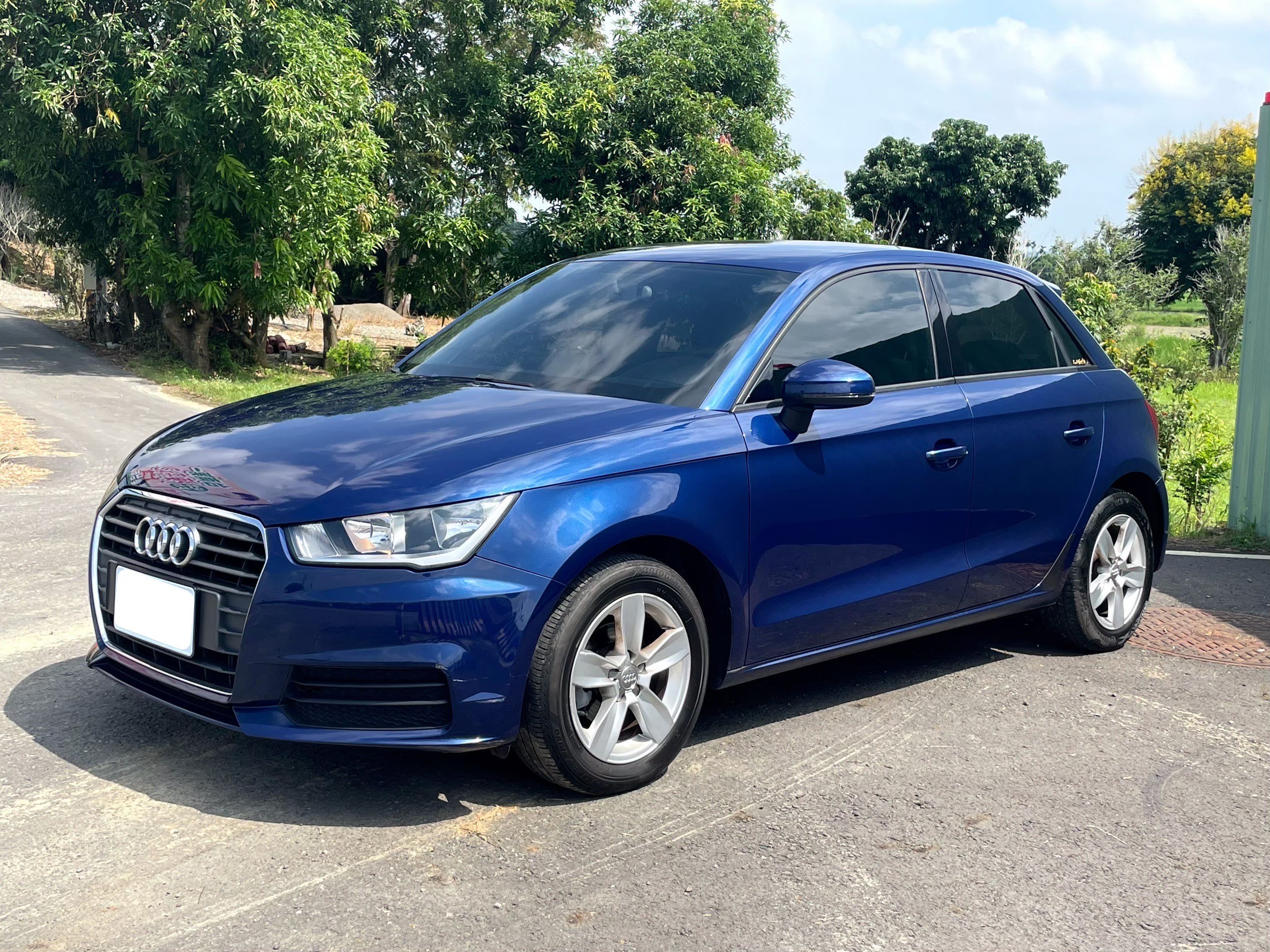 ☪2015年 AUDI奧迪 A1 小改款 五門掀背車  1.0L ☪歡迎搜尋粉絲專頁 【益群汽車】  第1張相片