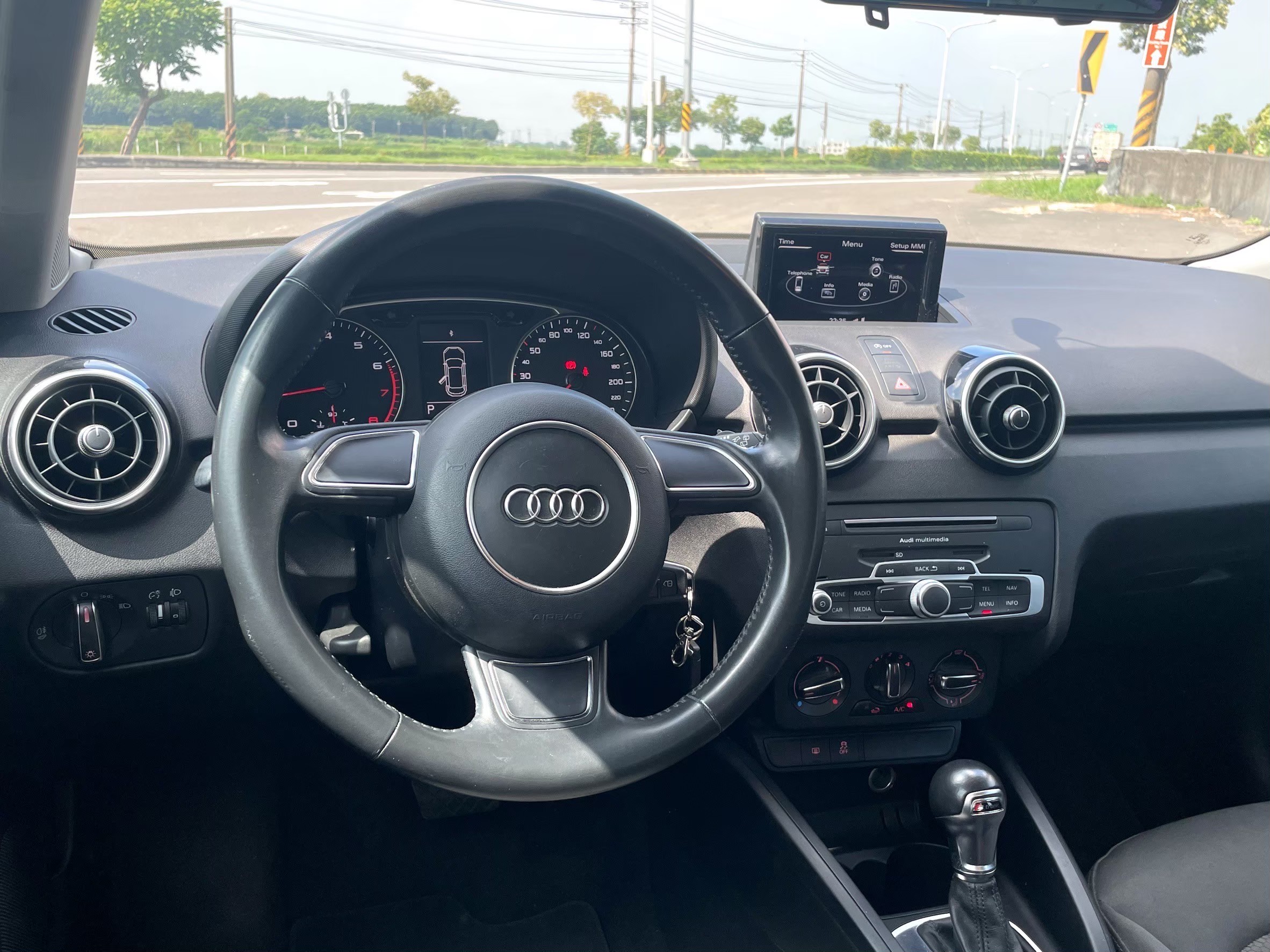 ☪2015年 AUDI奧迪 A1 小改款 五門掀背車  1.0L ☪歡迎搜尋粉絲專頁 【益群汽車】  第8張相片