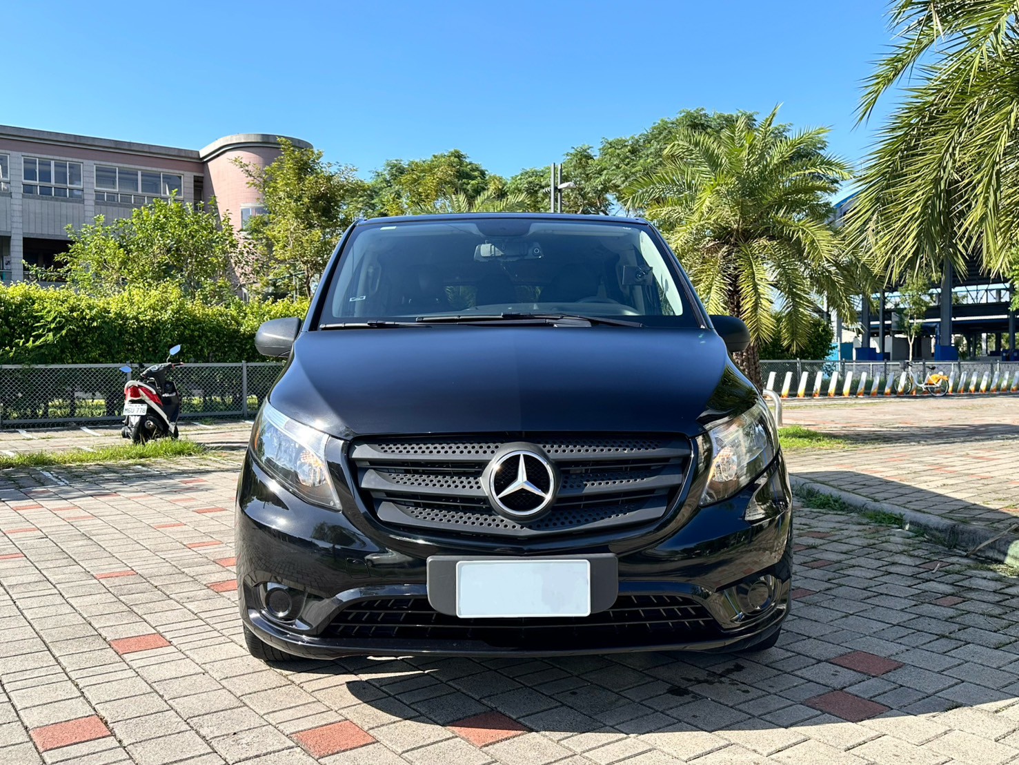 ☪2017年 BENZ Metris 8人座 汽油 機場接送 全家出遊 美規 2.0L ☪歡迎搜尋粉絲專頁 【益群汽車】  第2張相片