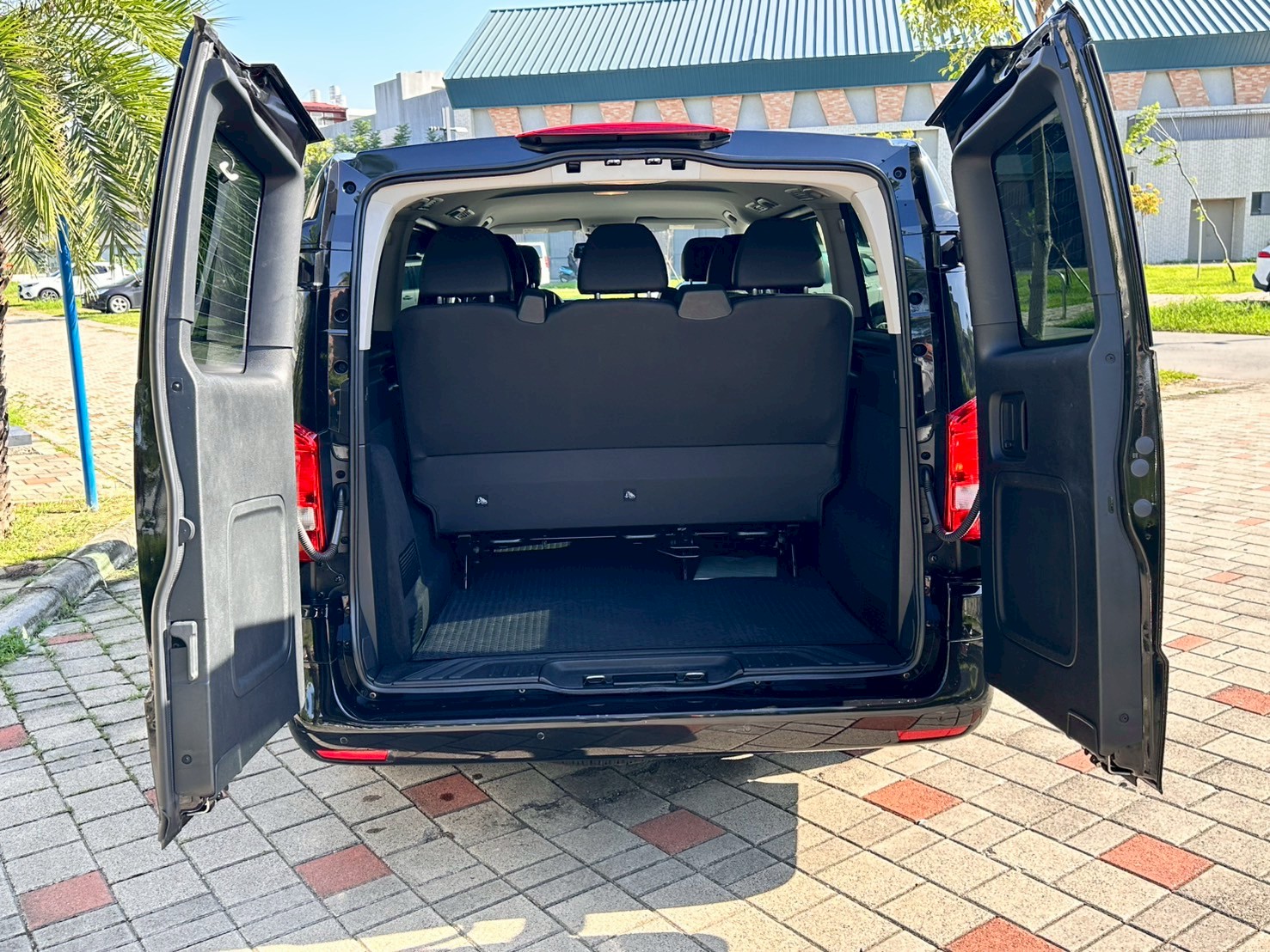 ☪2017年 BENZ Metris 8人座 汽油 機場接送 全家出遊 美規 2.0L ☪歡迎搜尋粉絲專頁 【益群汽車】  第5張相片