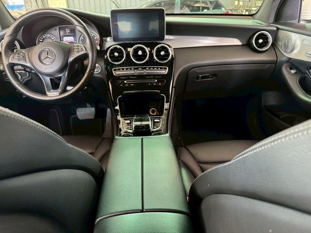 2017年 BENZ GLC300 Coupe 2.0 AMG 4MATIC  第11張相片
