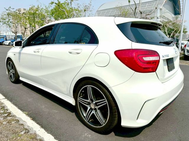 2014年 BENZ A250 2.0 運動版  第4張相片