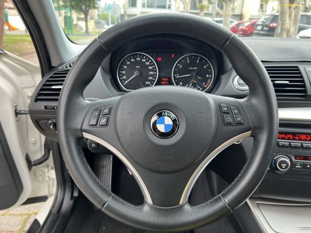 2011年 BMW 120I 2.0  第9張相片
