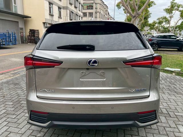 2017年 LEXUS NX300H 2.5 頂級版  第4張相片