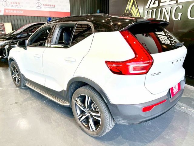 2020 XC40 B5✅北歐豪華休旅，外型年輕俐落✅2.0渦輪＋輕油電系統，動力強勁順暢✅高質感內裝＋完整安全科技  第3張相片