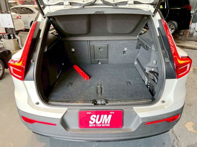 2020 XC40 B5✅北歐豪華休旅，外型年輕俐落✅2.0渦輪＋輕油電系統，動力強勁順暢✅高質感內裝＋完整安全科技  第4張相片