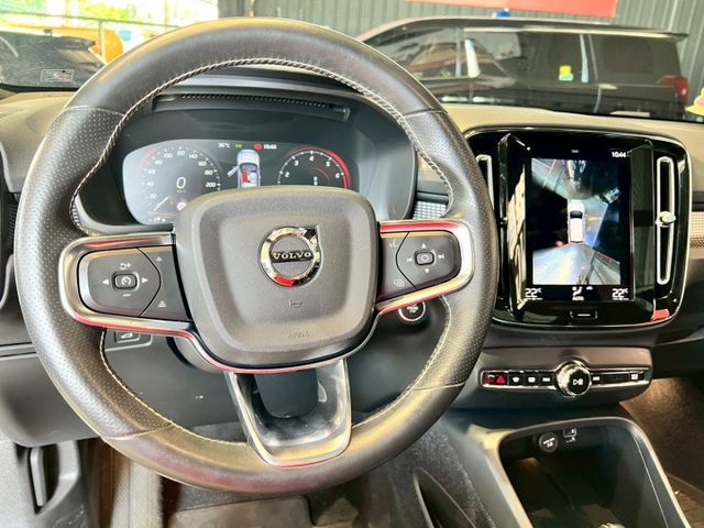 2020 XC40 B5✅北歐豪華休旅，外型年輕俐落✅2.0渦輪＋輕油電系統，動力強勁順暢✅高質感內裝＋完整安全科技  第8張相片