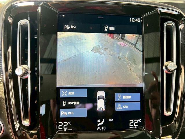 2020 XC40 B5✅北歐豪華休旅，外型年輕俐落✅2.0渦輪＋輕油電系統，動力強勁順暢✅高質感內裝＋完整安全科技  第14張相片