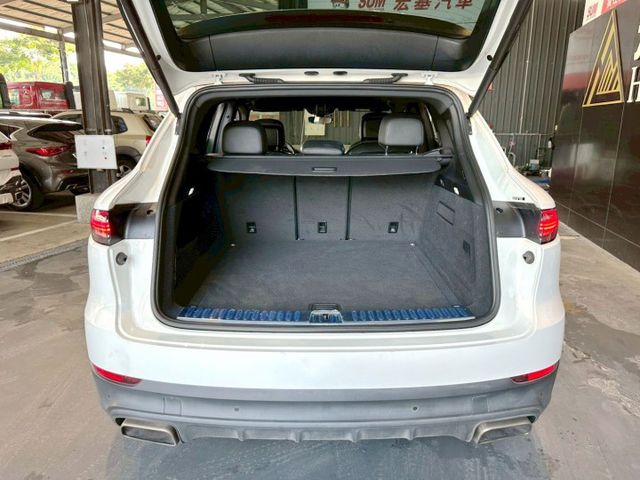 2020 Cayenne 3.0 ✅豪華性能休旅，外型霸氣✅V6 渦輪引擎，動力強勁順暢✅精緻內裝＋頂級駕馭科技  第3張相片