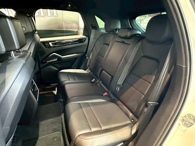 2020 Cayenne 3.0 ✅豪華性能休旅，外型霸氣✅V6 渦輪引擎，動力強勁順暢✅精緻內裝＋頂級駕馭科技  第5張相片