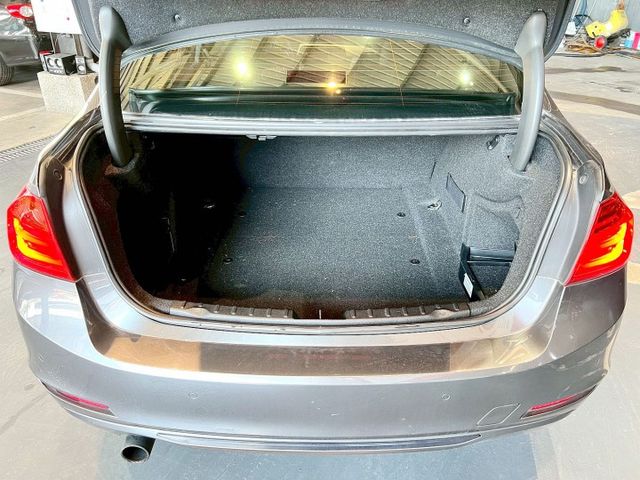 2012 BMW 320i Sport✅德系運動房車，外型俐落有型✅後驅設定，操控靈活穩定  第3張相片