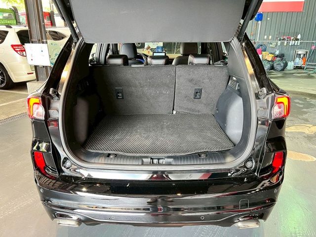 2022 Kuga AWD ST-Line X✅運動化外觀，霸氣十足✅渦輪引擎＋四輪驅動✅ 豪華運運動套件＋完整安全科技  第3張相片