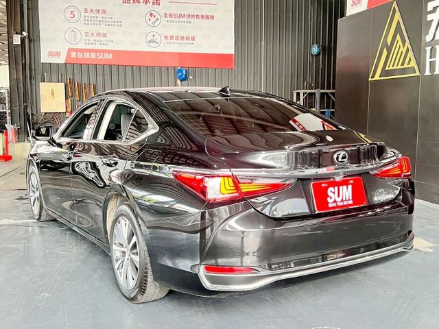 2021 ES200 豪華版 ✅豪華中大型房車，外型典雅大器 ✅2.0引擎，順暢省油、靜肅性佳 ✅豪華內裝＋完整安全配備  第2張相片