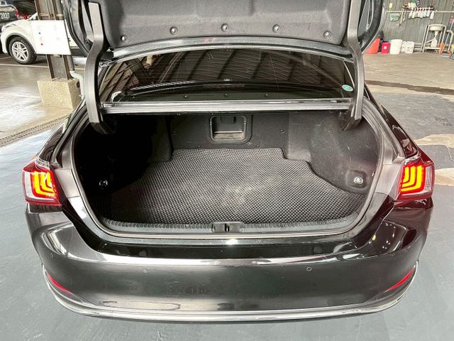 2021 ES200 豪華版 ✅豪華中大型房車，外型典雅大器 ✅2.0引擎，順暢省油、靜肅性佳 ✅豪華內裝＋完整安全配備  第3張相片