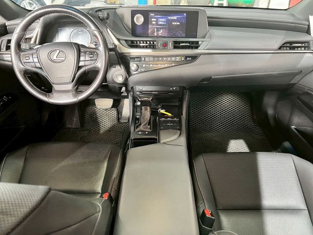 2021 ES200 豪華版 ✅豪華中大型房車，外型典雅大器 ✅2.0引擎，順暢省油、靜肅性佳 ✅豪華內裝＋完整安全配備  第4張相片