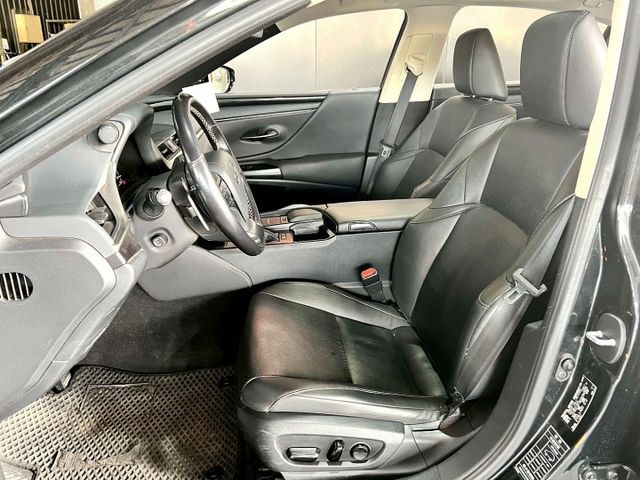 2021 ES200 豪華版 ✅豪華中大型房車，外型典雅大器 ✅2.0引擎，順暢省油、靜肅性佳 ✅豪華內裝＋完整安全配備  第5張相片