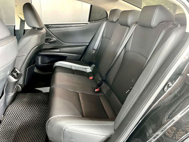 2021 ES200 豪華版 ✅豪華中大型房車，外型典雅大器 ✅2.0引擎，順暢省油、靜肅性佳 ✅豪華內裝＋完整安全配備  第6張相片