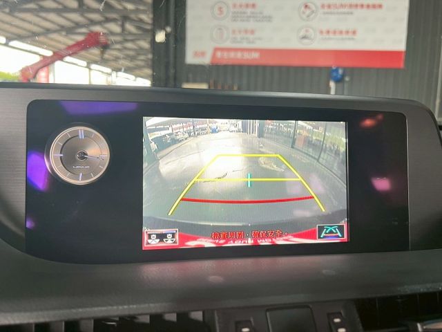 2021 ES200 豪華版 ✅豪華中大型房車，外型典雅大器 ✅2.0引擎，順暢省油、靜肅性佳 ✅豪華內裝＋完整安全配備  第15張相片