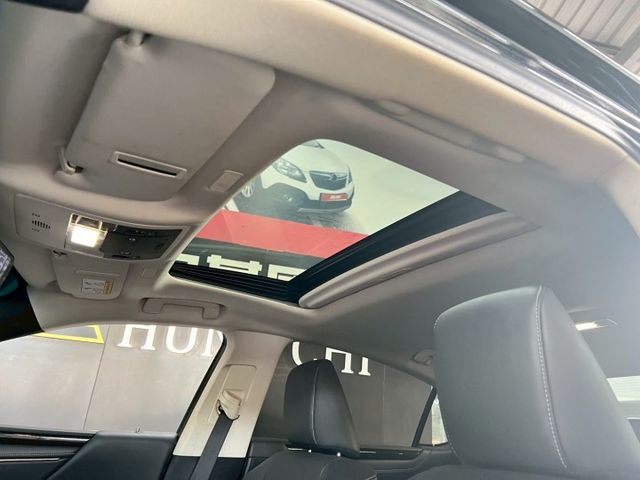 2021 ES200 豪華版 ✅豪華中大型房車，外型典雅大器 ✅2.0引擎，順暢省油、靜肅性佳 ✅豪華內裝＋完整安全配備  第18張相片