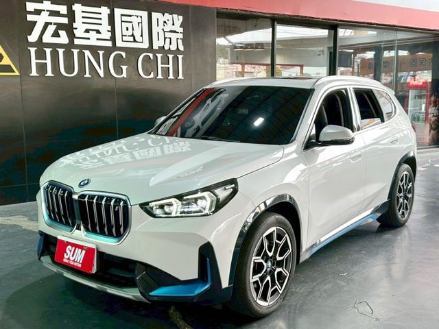 2023 iX1 ✅純電豪華休旅，外型俐落、科技感滿分✅動力強勁、加速迅速✅續航實用、配備豐富，日常通勤與家庭都合適  第1張相片