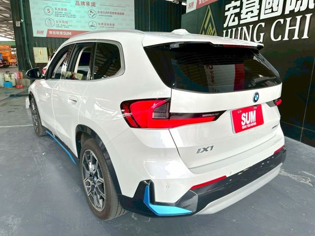 2023 iX1 ✅純電豪華休旅，外型俐落、科技感滿分✅動力強勁、加速迅速✅續航實用、配備豐富，日常通勤與家庭都合適  第2張相片