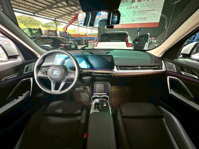 2023 iX1 ✅純電豪華休旅，外型俐落、科技感滿分✅動力強勁、加速迅速✅續航實用、配備豐富，日常通勤與家庭都合適  第5張相片