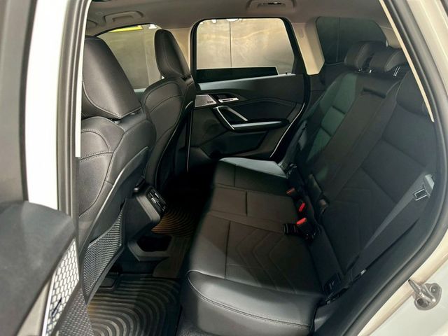 2023 iX1 ✅純電豪華休旅，外型俐落、科技感滿分✅動力強勁、加速迅速✅續航實用、配備豐富，日常通勤與家庭都合適  第7張相片