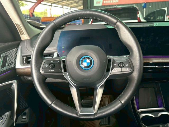 2023 iX1 ✅純電豪華休旅，外型俐落、科技感滿分✅動力強勁、加速迅速✅續航實用、配備豐富，日常通勤與家庭都合適  第8張相片