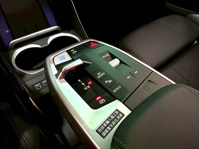 2023 iX1 ✅純電豪華休旅，外型俐落、科技感滿分✅動力強勁、加速迅速✅續航實用、配備豐富，日常通勤與家庭都合適  第11張相片