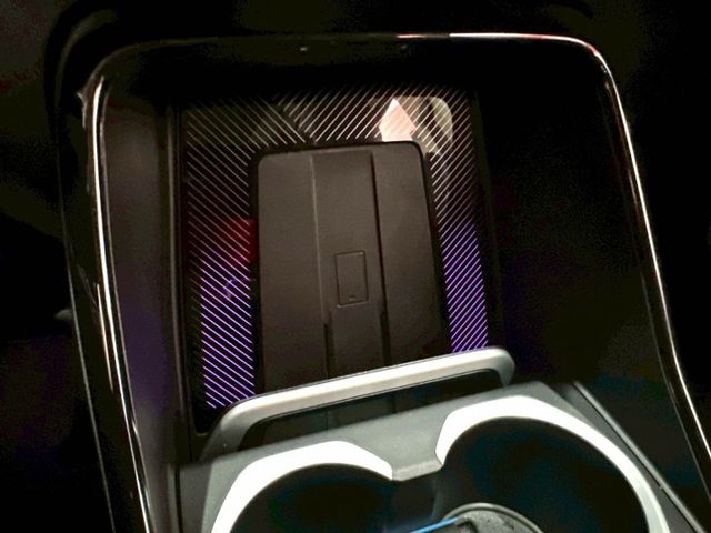 2023 iX1 ✅純電豪華休旅，外型俐落、科技感滿分✅動力強勁、加速迅速✅續航實用、配備豐富，日常通勤與家庭都合適  第12張相片