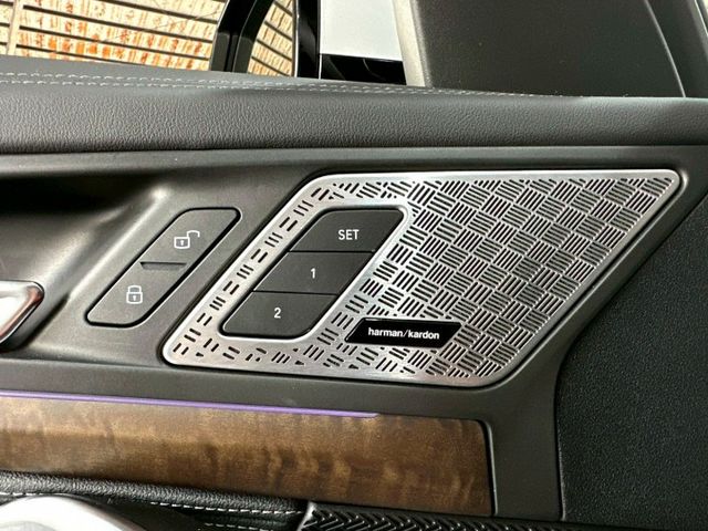 2023 iX1 ✅純電豪華休旅，外型俐落、科技感滿分✅動力強勁、加速迅速✅續航實用、配備豐富，日常通勤與家庭都合適  第13張相片