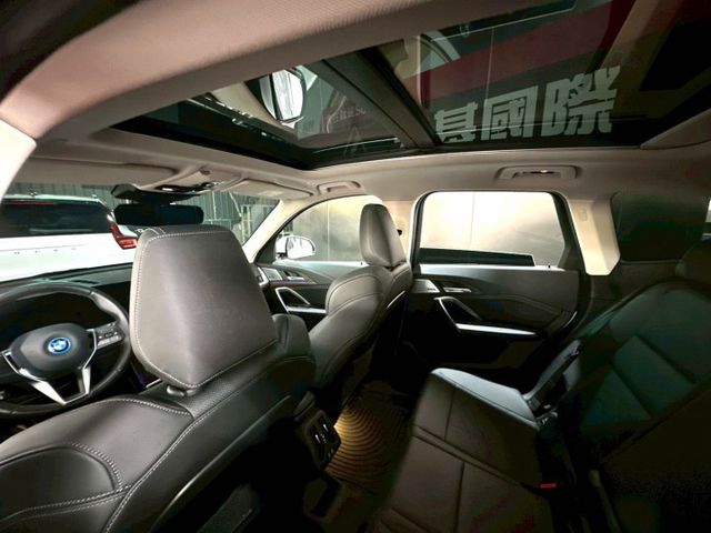 2023 iX1 ✅純電豪華休旅，外型俐落、科技感滿分✅動力強勁、加速迅速✅續航實用、配備豐富，日常通勤與家庭都合適  第17張相片