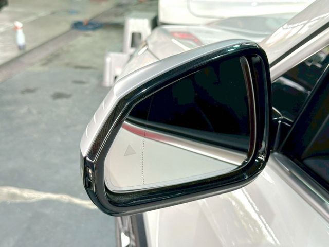 2023 iX1 ✅純電豪華休旅，外型俐落、科技感滿分✅動力強勁、加速迅速✅續航實用、配備豐富，日常通勤與家庭都合適  第19張相片