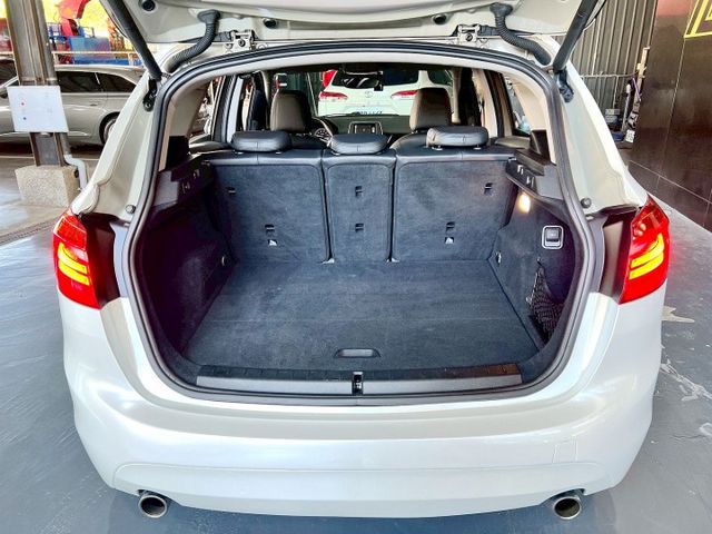 2016 220i✅實用又有質感的MPV，空間靈活運用✅引擎順暢省油，駕馭依然保有 BMW 操控手感✅配備齊全、乘坐舒適  第3張相片