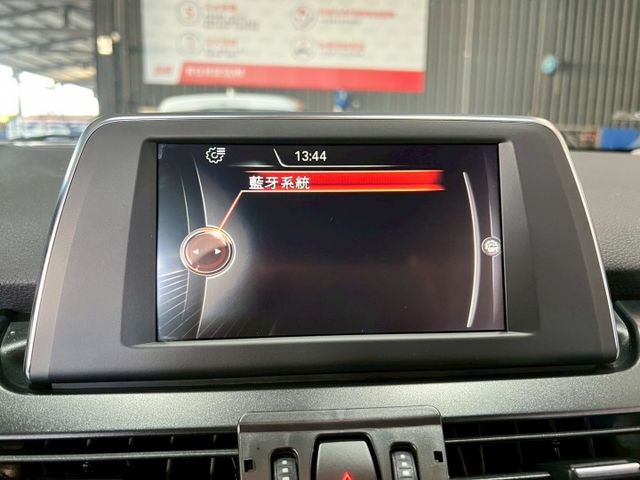 2016 220i✅實用又有質感的MPV，空間靈活運用✅引擎順暢省油，駕馭依然保有 BMW 操控手感✅配備齊全、乘坐舒適  第17張相片