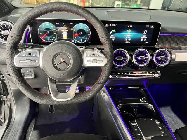 2020 M-BENZ GLB200 ✅豪華都會休旅，外型方正實用 ✅渦輪引擎，動力順暢省油✅奔馳質感內裝＋完整安全配備  第8張相片